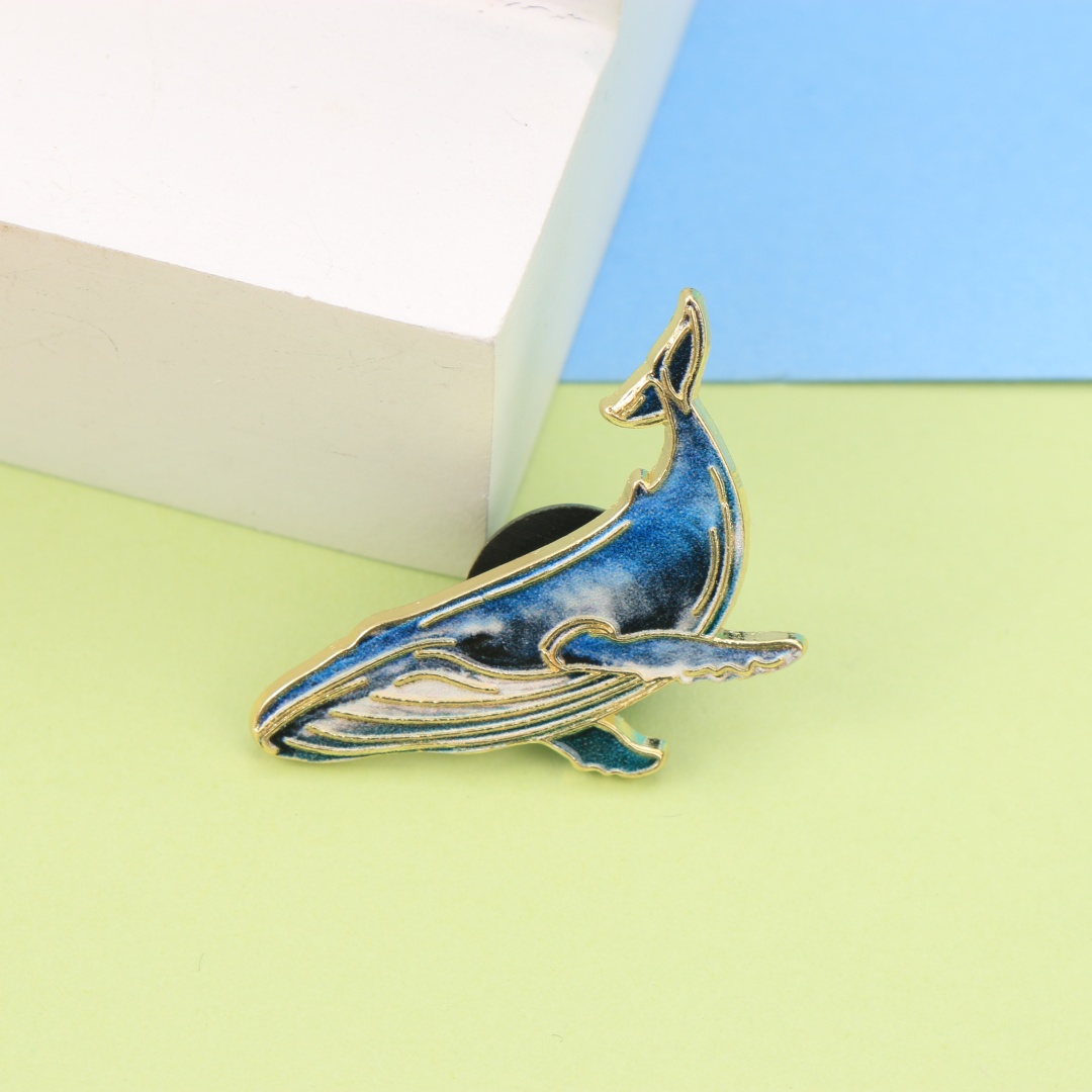 グラデーションブルーウェールエナメルピン、海洋動物ゴールドト - Embroidery Whale のレビューと価格