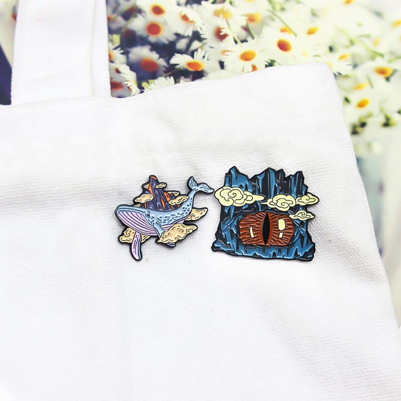 漫画のピーク悪魔の目とクジラエナメルピンイルカサメのクジラの - Embroidery Whale のレビューと価格