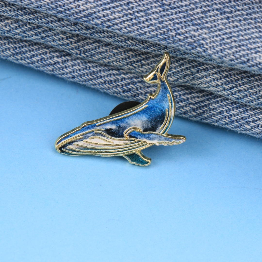 グラデーションブルーウェールエナメルピン、海洋動物ゴールドト - Embroidery Whale のレビューと価格