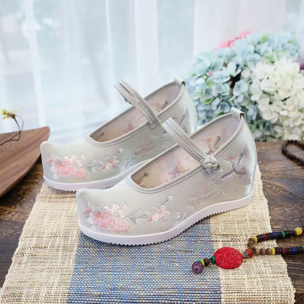 女性用内部刺繍入り厚底靴、滑り止め付き、コックドシューズ、ト - Embroidery Canvas のレビューと価格