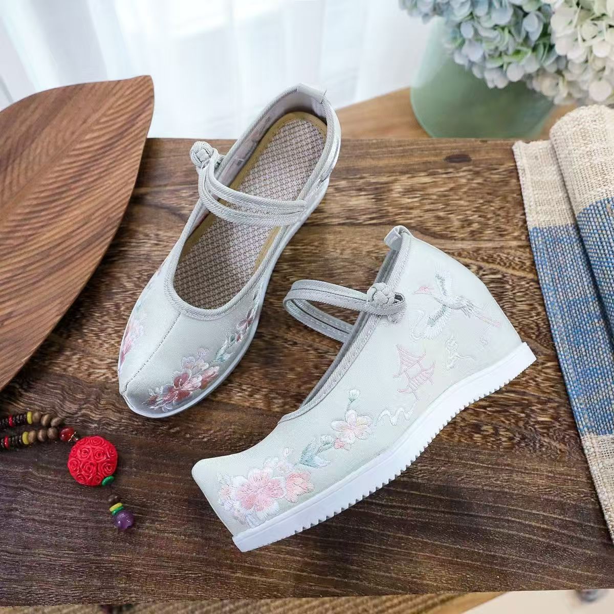 女性用内部刺繍入り厚底靴、滑り止め付き、コックドシューズ、ト - Embroidery Canvas のレビューと価格