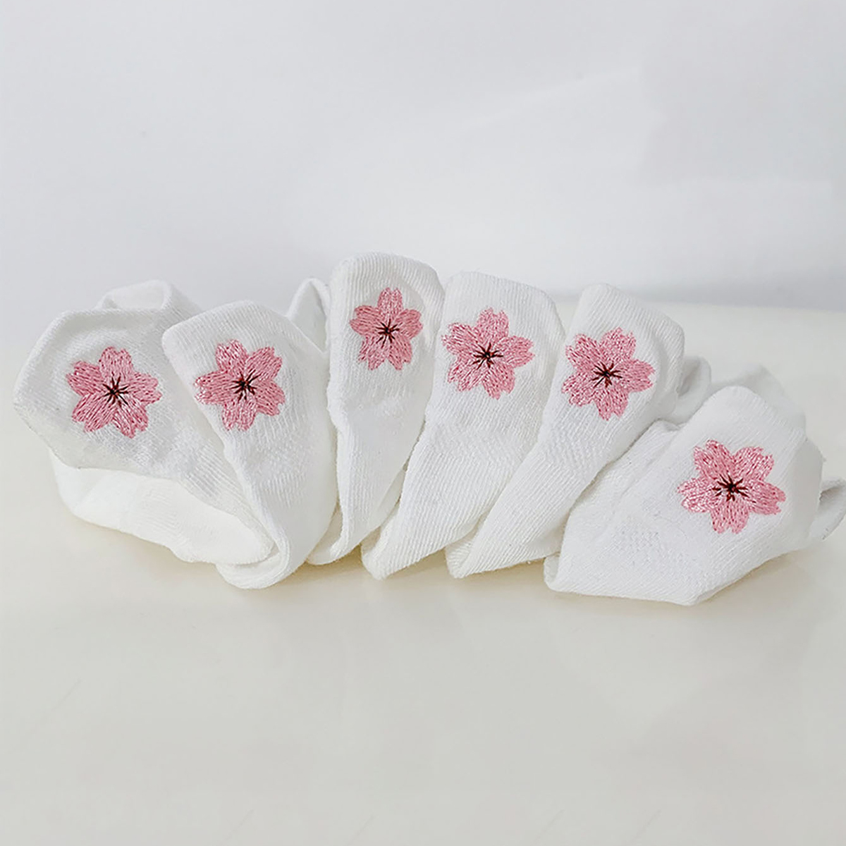 イヤープル付きホワイトアンクルソックス6足組、桜刺繍、通気性 - Embroidery Moisturizer のレビューと価格