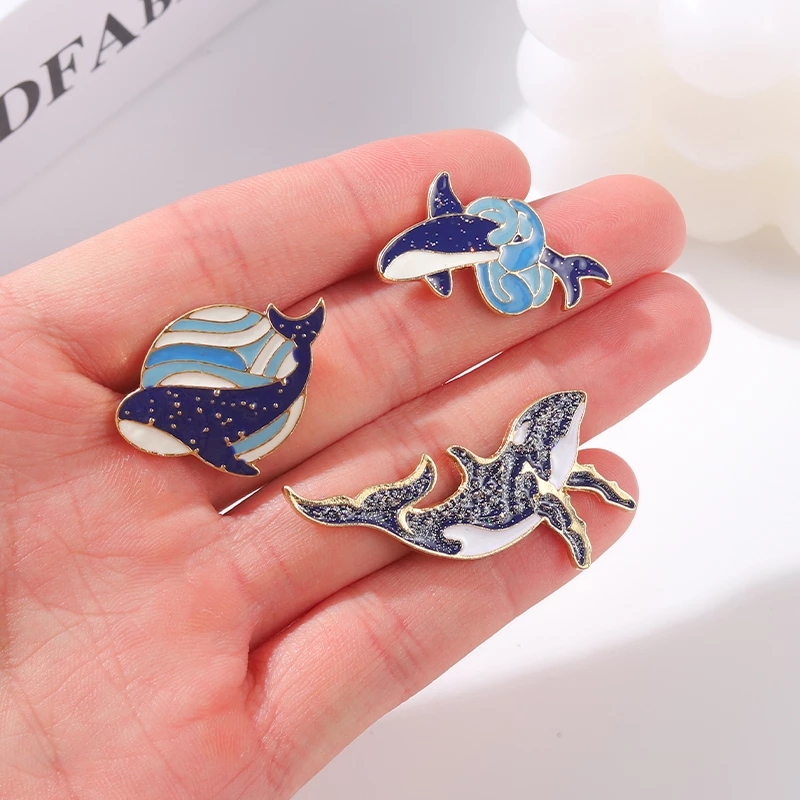 動物と猫の絵が描かれたエナメルピン,動物のモチーフ,素敵な画 - Embroidery Whale のレビューと価格